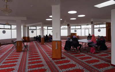 827997 Interieur van de Moskee Eyup Sultan Camii (Bernadottelaan 3) te Utrecht: gebedsruimte annex lesruimte.